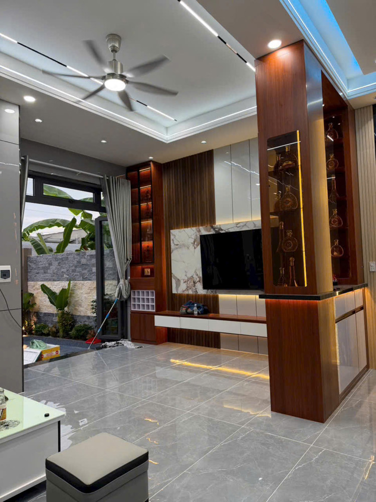 Giảm Giá Còn 5.9 Tỷ – Nhà Đẹp Mái Ngói, Full Nội Thất, Xe Hơi Trong Nhà
