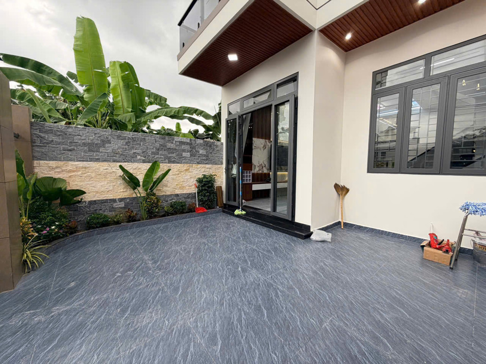 Giảm Giá Còn 5.9 Tỷ – Nhà Đẹp Mái Ngói, Full Nội Thất, Xe Hơi Trong Nhà