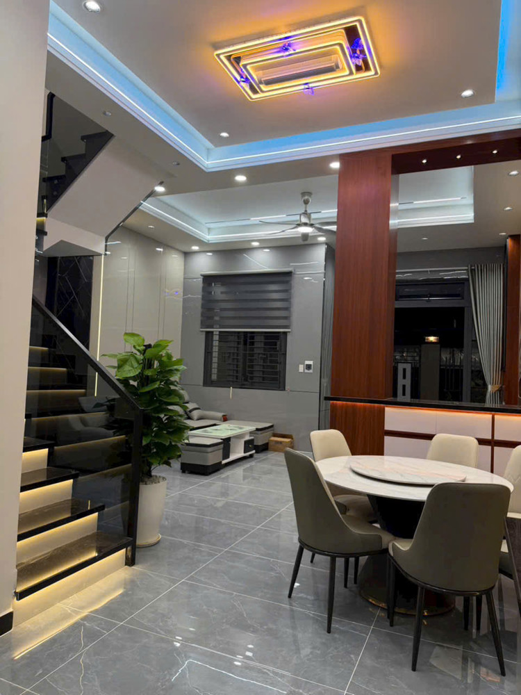 Giảm Giá Còn 5.9 Tỷ – Nhà Đẹp Mái Ngói, Full Nội Thất, Xe Hơi Trong Nhà