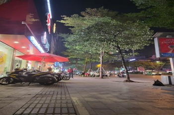 Bán nhà mặt phố Lạc Long Quân: 290m2, 2 mặt tiền, giá 131 tỷ - Vị trí đắc địa