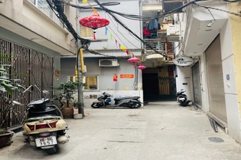 Bán nhà trung tâm Cầu Giấy: 28m2, 5 tầng, 2.5 tỷ - Vị trí đắc địa