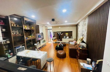 Bán nhà phố Bồ Đề, Long Biên: 5 tầng, 8.9 tỷ, gần hồ, an ninh tốt