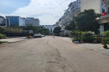 Biệt Thự Phố Cầu Giấy - 210m2, Hầm, View Sân Chơi - Giá 120 tỷ