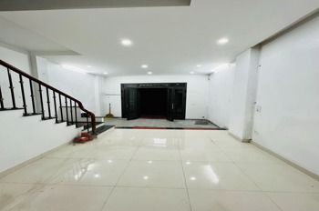 Nhà 4 Tầng, 4 Phòng Ngủ - Giá 8.2 Tỷ - Vị Trí Đắc Địa