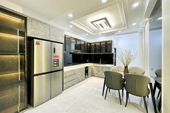 Nhà 3 Tầng Quận 7: Giá 5.5 Tỷ - Vị Trí Đắc Địa, Dân Trí Cao