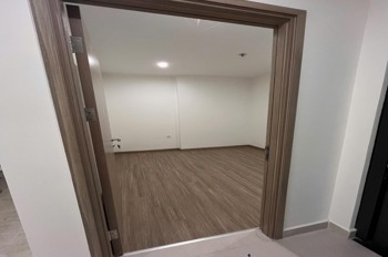 Căn hộ 2 phòng ngủ - Giá 4.17 tỷ (Bao thuế phí) - Vị trí đẹp, tầng trung, hướng Đông Nam