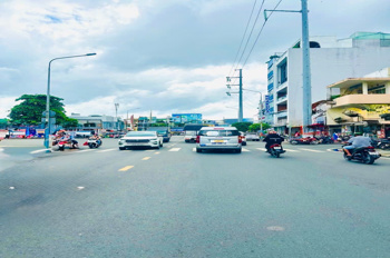 ĐƯỜNG 30M – VỈA HÈ VIP – KHU SẦM UẤT – NGAY VÒNG XOAY LẠC LONG QUÂN – HÒA BÌNH –