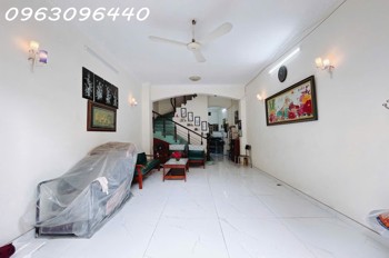 Bán Nhà 2 Tầng 80m² Hẻm Rộng 8m Quận 7 – Giá 8.9 Tỷ – Sổ Đỏ Chính Chủ