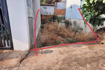 Đất TTTP BMT- hẻm 100 Amakhe cách ngã 6 500m - Oto vào được gần tới đất 
Diện tích: 5 x 13 
Thổ