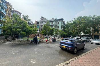 Siêu phẩn Căn chung cư F home Xuân La, Tây Hồ, 132m, tầng 4, ban công cực thoáng! full đồ!