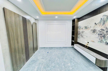 Ngôi nhà nằm trong khu vực dân cư sầm uất, gần chợ, trường học liên cấp, phù hợp cho gia đình có