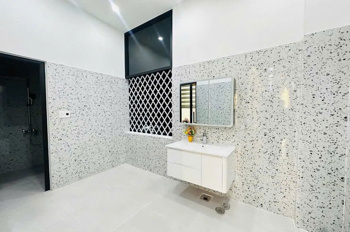 Nhà kiên cố, Mặt Phố, Trung Tâm Cẩm Lệ giá tốt. Nhà 3 tầng Mặt Tiền Đường Nguyễn Văn Huyên. Phía
