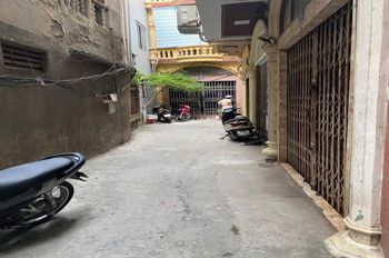 Bán Nhà Đê La Thành nhỏ 31m2. 4 tầng. mặt tiền 3.2m. giá 7.5 Tỷ Đống Đa Hà Nội