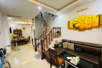 Hoàng Quốc Việt phân lô ô tô tránh vào nhà, 1 ngoặt ra phố, mặt tiền rộng, nhà dân xây ở sướng