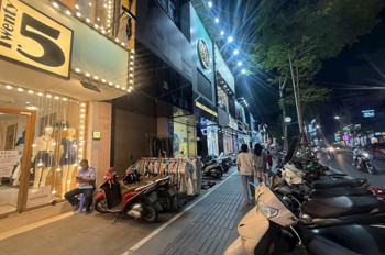 MẶT PHỐ  CHÙA BỘC SIÊU VIP.
DIỆN TÍCH 45M NHÀ 5 TẦNG CHỦ BÁN NHANH 42 TỶ.
 - 2 MẶT - KINH DOANH