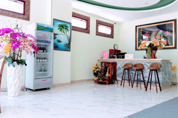 Bán Khách Sạn 4  tầng 17 phồng 3 mặt tiền , thu nhập hang tháng 40-50 triệu . diện tích 157,3