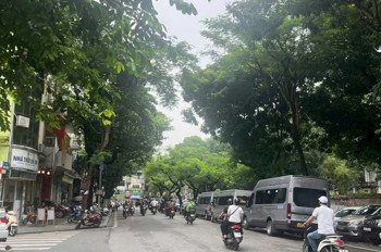 TRUNG TÂM PHỐ  VĂN MIẾU QUỐC  TỬ GIÁM  TRƯỜNG ĐẠI HỌC ĐẦU TIÊN VIỆT NAM ĐƯỢC ĐẶT TẠI ĐÂY.
KINH