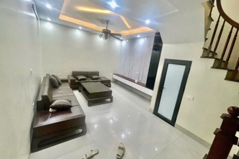 Bán Nhà Đê La Thành Nhỏ 37m2. 6 tầng. mặt tiền 4.2m. giá 10.5 tỷ Đống Đa Hà Nội