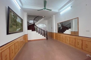 Nhà mặt phố Hoàng Quốc Việt 48m2, 7 tầng, mặt tiền 4.8m, vỉa hè rộng