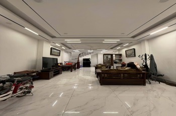 Nhà Mặt Phố Hoàng Cầu - 5.6m Mặt Tiền - Giá 28 Tỷ - Vị Trí Đắc Địa