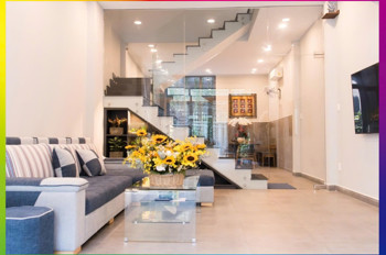 Nhà 1 trệt 1 lầu thiết kế hiện đại, có sân trước và giếng trời sau, thoáng sáng cả ngày