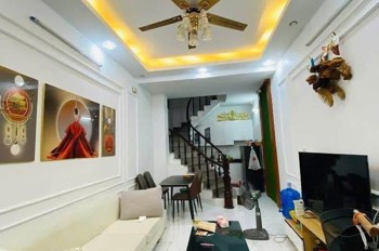 Cô Hoà sống một mình trong căn nhà Tân Mai rộng quá, giờ muốn bán để chuyển về ở cùng con gái. 
DT