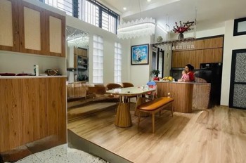 Nhà đẹp Phố Trạm, Long Biên – 40m², 5 tầng, MT 5m, vị trí vàng, giá chỉ 10.85 tỷ