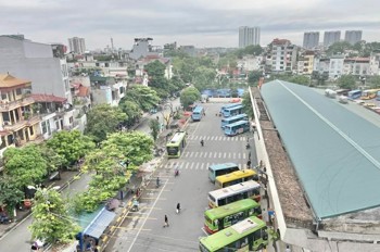 bán nhà mặt phố Ngô Gia Khảm, đối diện bến xe, vỉa hè rộng, kinh doanh ngày đêm