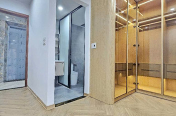 Bán nhà Bát Khối . 52m, nhà 6 tầng có thang máy. Ngõ ô tô tải. Vị trí trung tâm, nhiều tiện ích