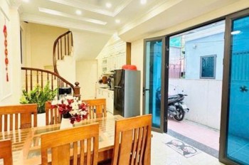 Bán nhà Ngọc Thụy. 36m. Nhà 5 tầng, nhiều tiện ích xung quanh. 5m ngõ ra ô tô. Chủ chào 7.7 tỷ có tl