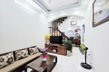 bán nhà nguyễn đình hoàn 40m x 4 tầng-10,9 tỷ nhà dân xây,lô góc,ngõ ba gác tránh,gần phố