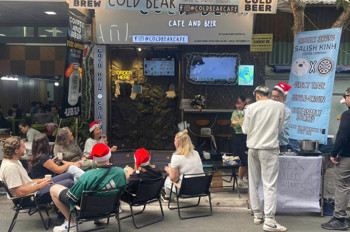 SANG NHƯỢNG QUÁN CÀ PHÊ – MÔ HÌNH “TAY GẤU” ĐỘC NHẤT TẠI PHỐ CỔ, HÀ NỘI