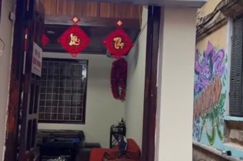 HOT MẶT BẰNG VỊ TRÍ ĐẸP- GIÁ TỐT cần sang nhượng nhanh cửa hàng mặt phố Hạ Hồi gần Trần Quốc Toản