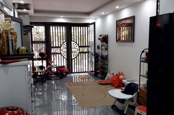 tập thể tầng 1 hoàng quốc việt DT 45/60m 6,5 tỷ ô tô đỗ cửa,kinh doanh