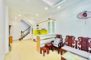 Bán Nhá Ngõ Văn Hương 38m2. 5 tầng. mặt tiền 3.2m. giá 8.5 Tỷ Đống Đa Hà Nội