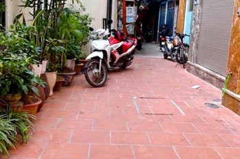 bán nhà cầu giấy 50m x4 tầng 12,3 tỷ,ngõ thông,lô góc,dân xây.full nội thất,gần ô tô