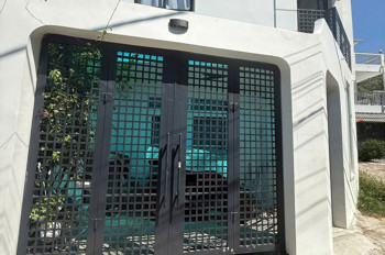 Bán nhà 2 lầu gần biển Hòn Chồng – ô tô 6m – Vĩnh Hải – giá 3,3 tỷ