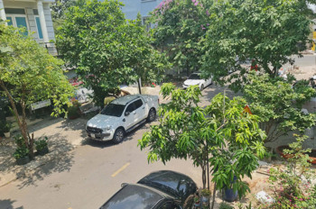 Bán Nhà 4 Tấng Khu Gs Ngay Go Dĩ An,Dòng Tiền Ổn Định 240Tr/năm