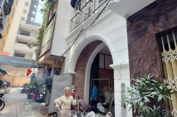 Xe Hơi Ngủ Trong Nhà - Chủ Nhiệt Bán Nhà 4 Tầng Ngay Chợ Bên Thành - Đường Thủ Khoa Huân, Quận 1