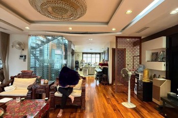 Bán Biệt Thự Láng Hạ, Ba Đình - 175M2 - Sân Vườn Châu Âu - Thang Máy - Ô Tô Vào Nhà