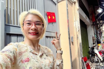 Bán Đất Tặng Nhà 2 Tầng Ngang 4M * 21M Mặt Tiền Hẻm Xe Hơi Đường Thủ Khoa Huân, Quận 1 - Đi Bộ 2P