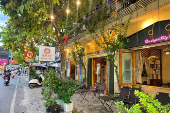 Chốt Nhanh Quán Cafe Đẹp Lắm, Dt Ngang 18M X 9M , Ngay Sát Ngã Tư Đèn Xanh Đèn Đỏ, Sang Chỉ : 320