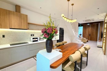 Homestay Đẹp Cho Ánh Sáng Và Gió Ngay Đầu Cầu Rồng Và Sát Bãi Tắm Mỹ Khê